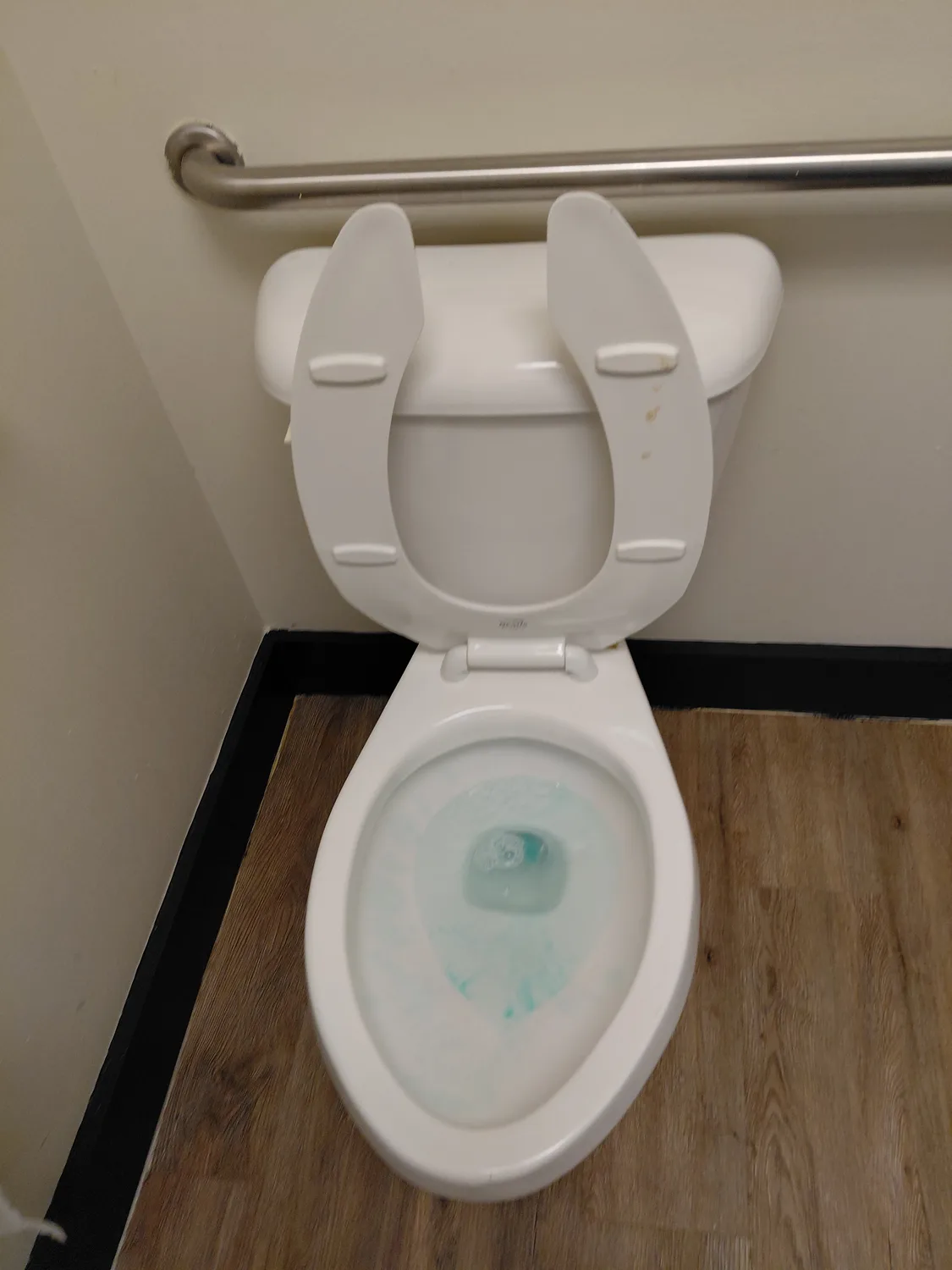 Commercial restroom left clean and reset after an Aquamen Cleaning service cycle